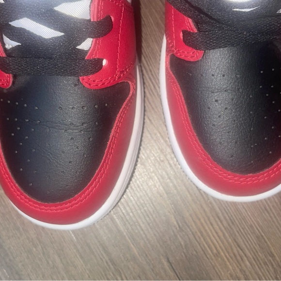 JORDAN 1 MIDS CHICAGO BLACK TOE 2020 - Picture 3 of 5